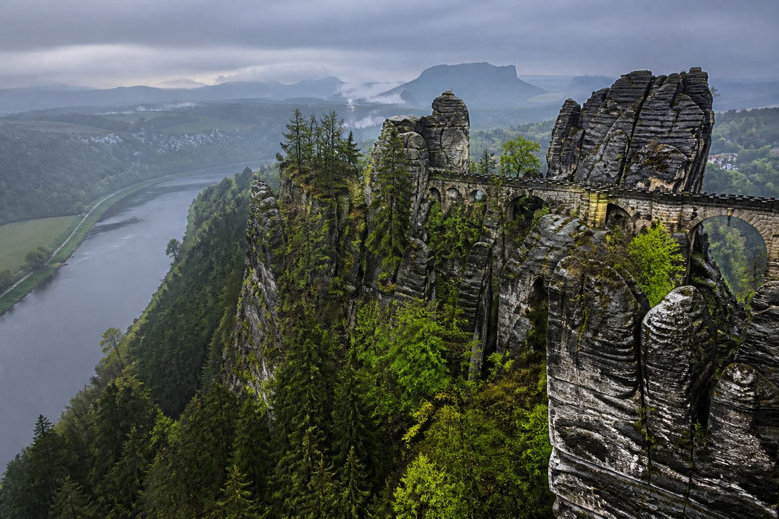 Vertikale Sandsteintürme über der Elbe im Morgenlicht